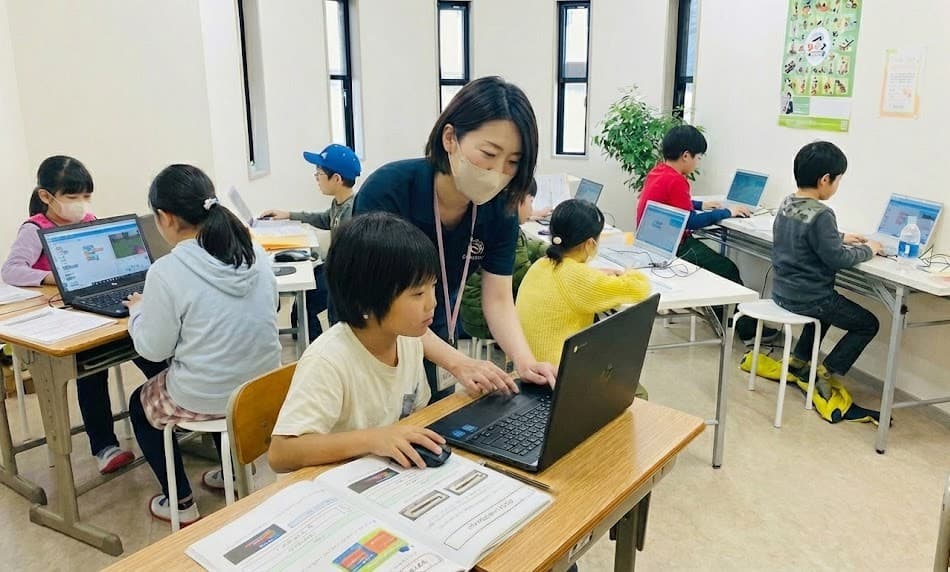 塾向けマイクラプログラミング教材クラフトプラスの授業風景 — 生徒がマインクラフトでプログラミングを学んでいる様子