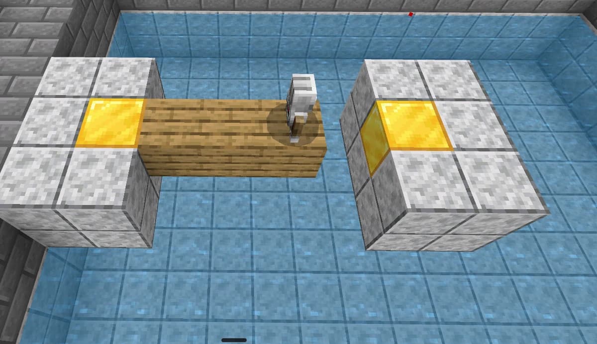 マインクラフトの画面。水の上に木の橋がかかっているが、向こう岸の手前で途切れている